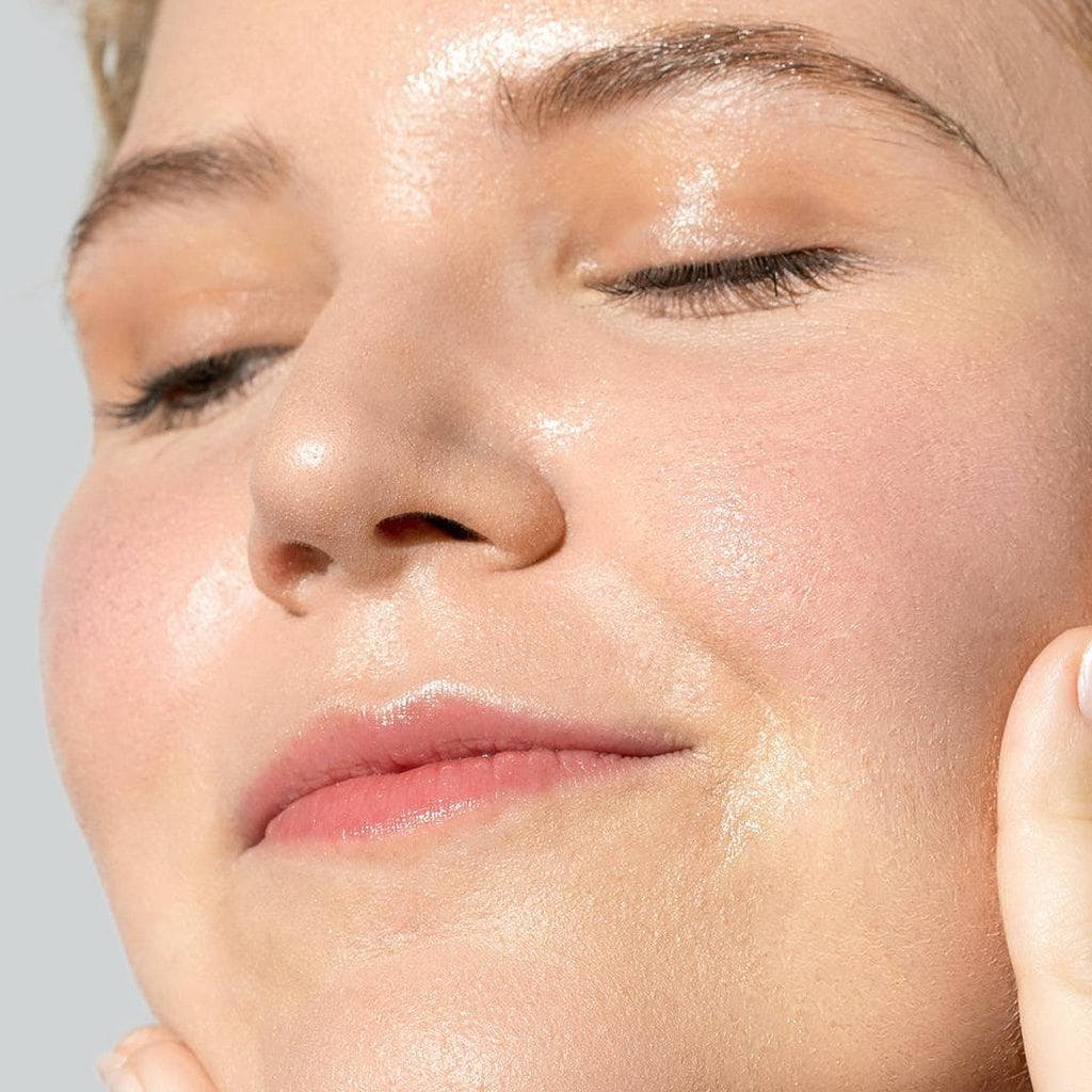 Moisturizer in Skincare: Benefits of Using a Face Cream Every Day